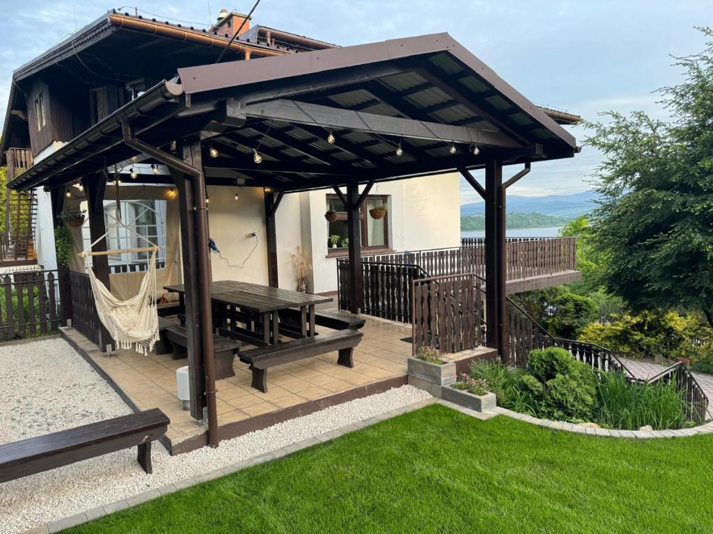 Zahrada ubytování Villa Beskidzka 100 - SAUNA & BALIA z Jacuzzi Widok na góry i jezioro żywieckie