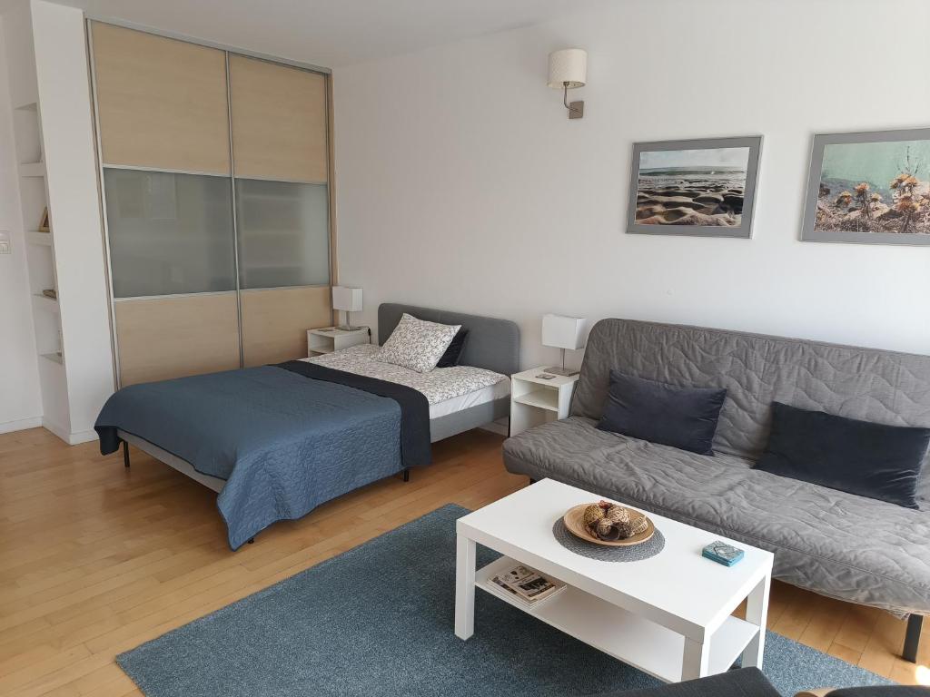 salon z łóżkiem i kanapą w obiekcie Apartament Zdrój w mieście Krzeszowice