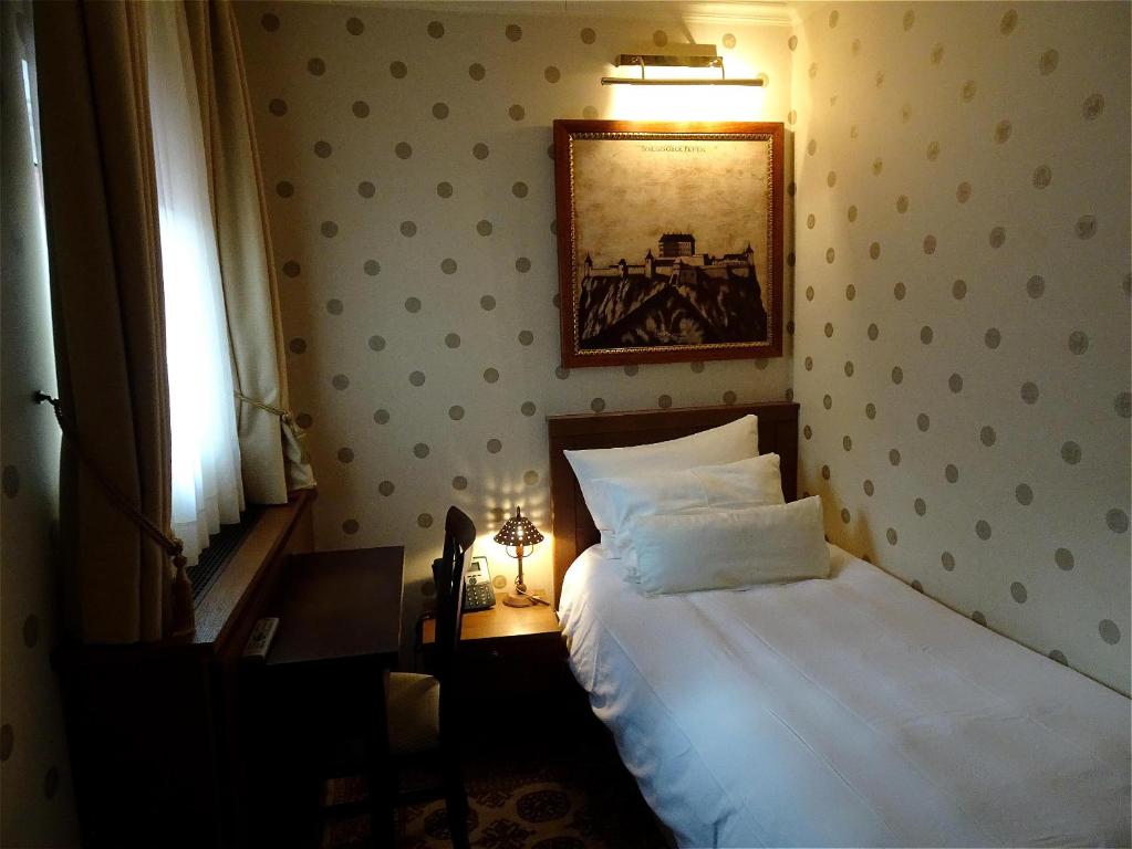 Una cama o camas en una habitación de Hotel Mitra, Story Hotels