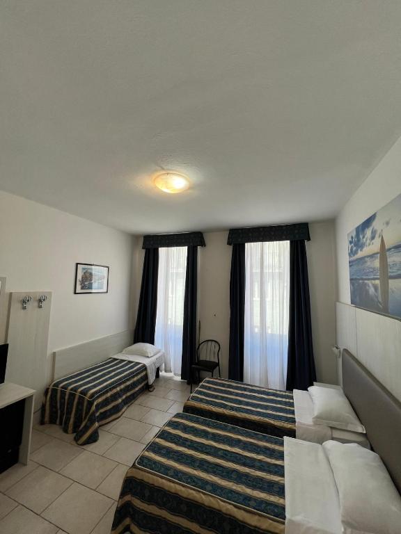 Posteľ alebo postele v izbe v ubytovaní Hotel Alessander