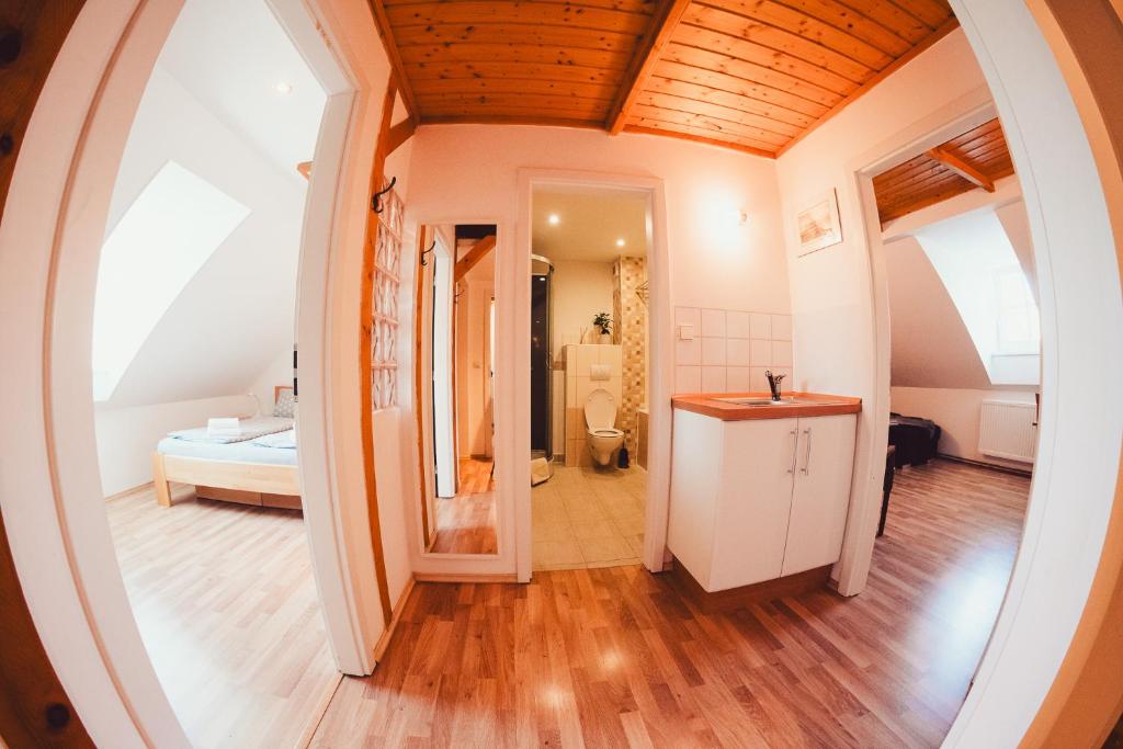 um quarto com casa de banho e um quarto em Chata Adélka em Boží Dar