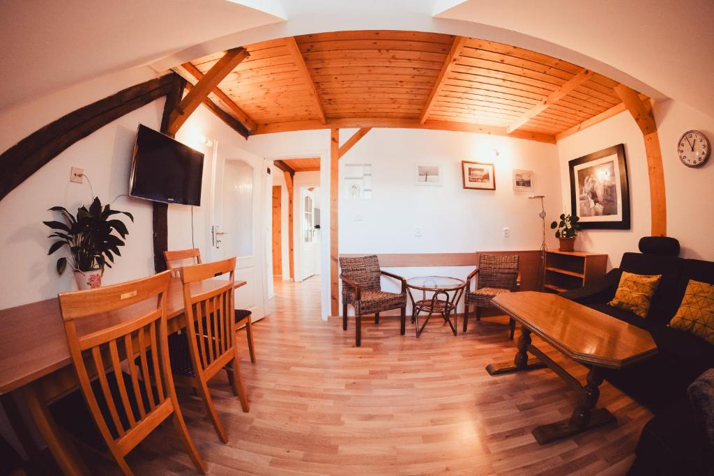 uma sala de estar com uma mesa e um sofá em Chata Adélka em Boží Dar