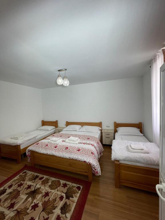 Postel nebo postele na pokoji v ubytování Kompleksi Zorgji