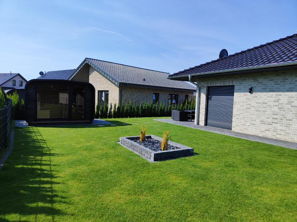 Vườn quanh Ferienhaus Devilina mit Sauna am Harkebrügger See