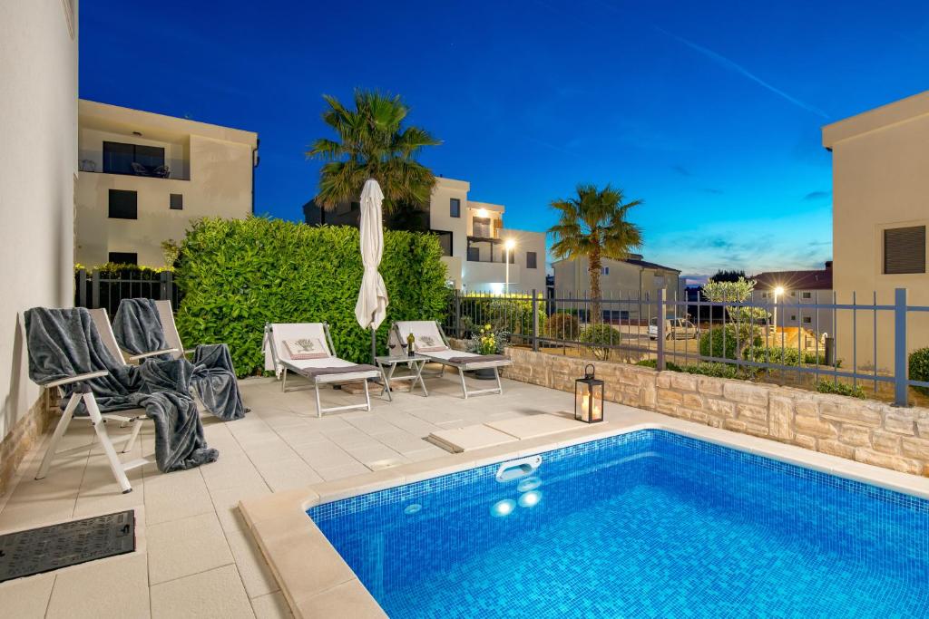 Bazén v ubytování Luxury apartment Hyperion with private pool and garden nebo v jeho okolí