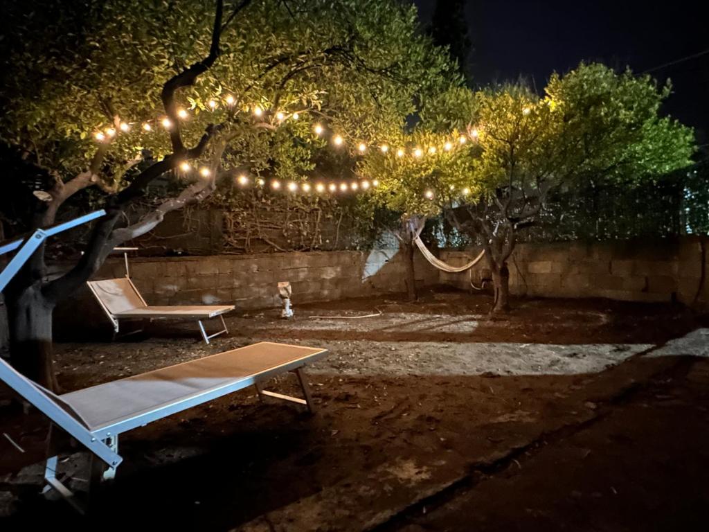 amaca in cortile di notte con luci di Antonio's villa al mare con vista sull'Etna Vaccarizzo Catania a Catania