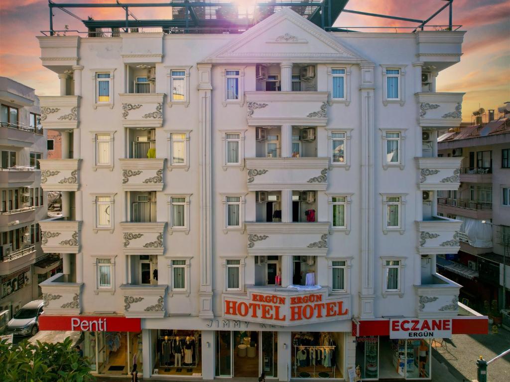 un hôtel en face d'un bâtiment dans l'établissement ERGÜN OTEL, à Alanya