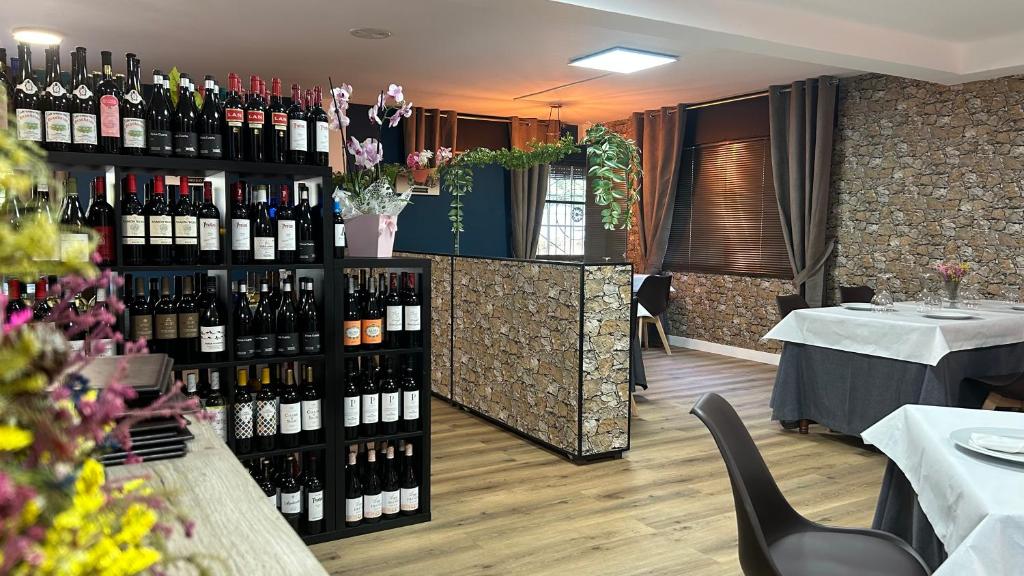 une salle remplie de nombreuses bouteilles de vin dans l'établissement Casa Ruliña, à Lalín