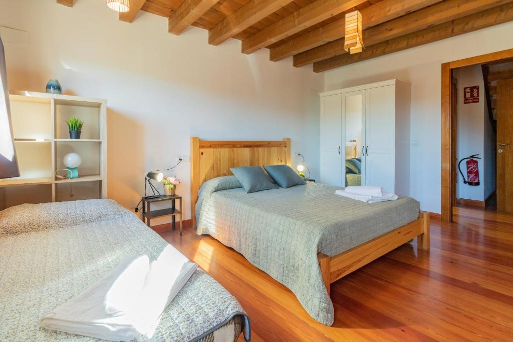 1 Schlafzimmer mit 2 Betten in einem Zimmer in der Unterkunft Markiola in Villamayor de Monjardín