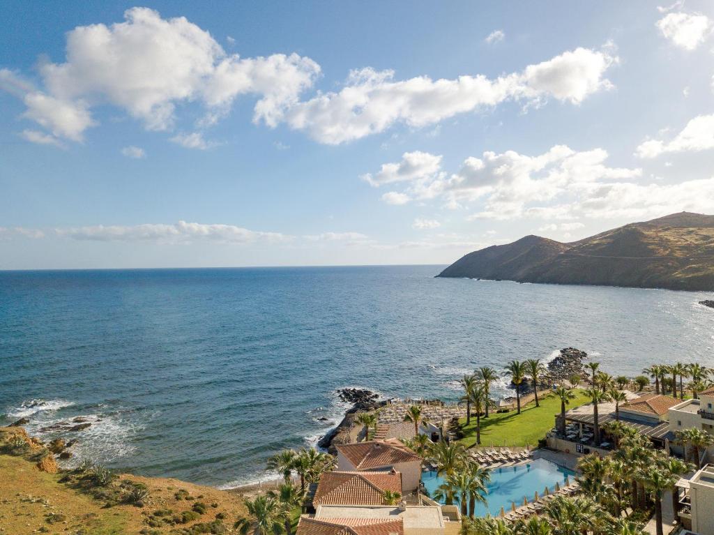 Blick auf das Meer von einem Resort aus in der Unterkunft Grecotel Marine Palace & Aqua Park in Panormos
