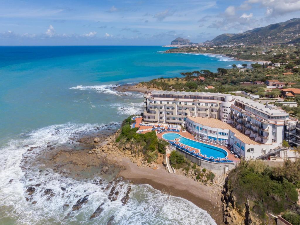 una vista aérea de un complejo en la playa en Carlton Hotel Riviera en Cefalú