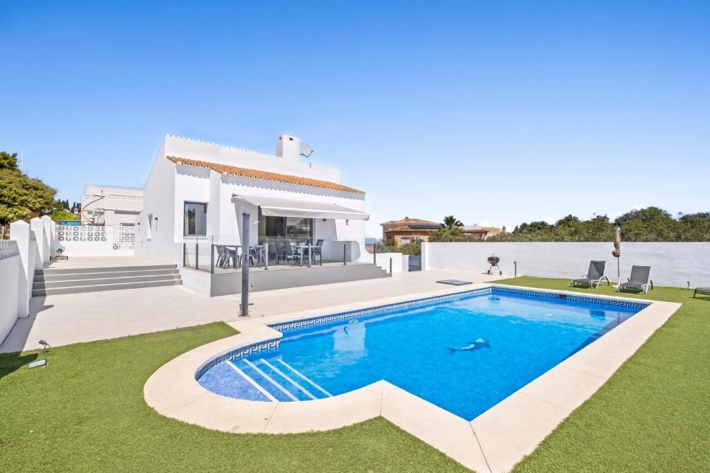 una imagen de una villa con piscina en Amazing Villa in El Faro, en Fuengirola