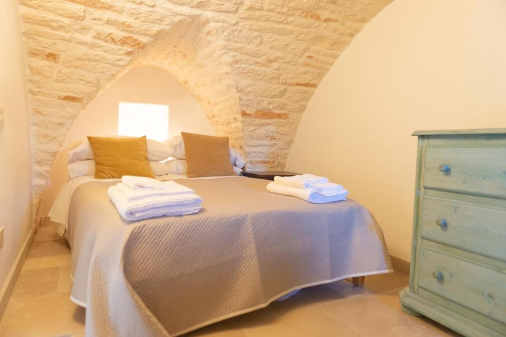 1 dormitorio con 1 cama y vestidor azul en Casa Sorrentino, en Cisternino