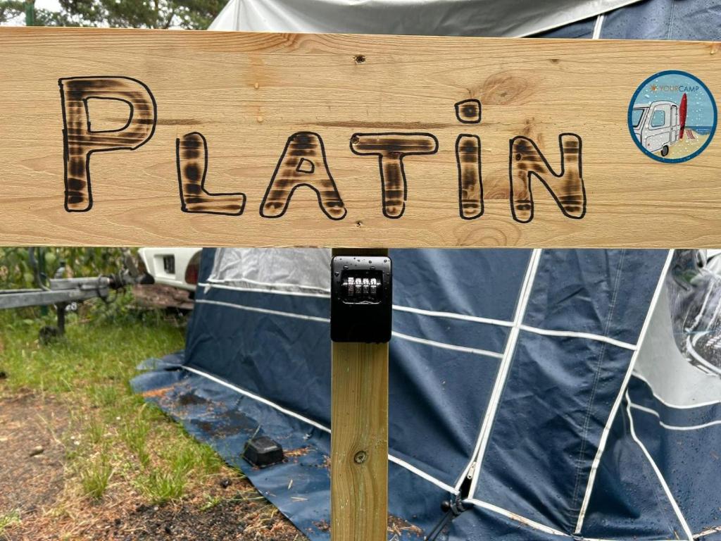 Certifikát, hodnocení, plakát nebo jiný dokument vystavený v ubytování Your Camp Hel