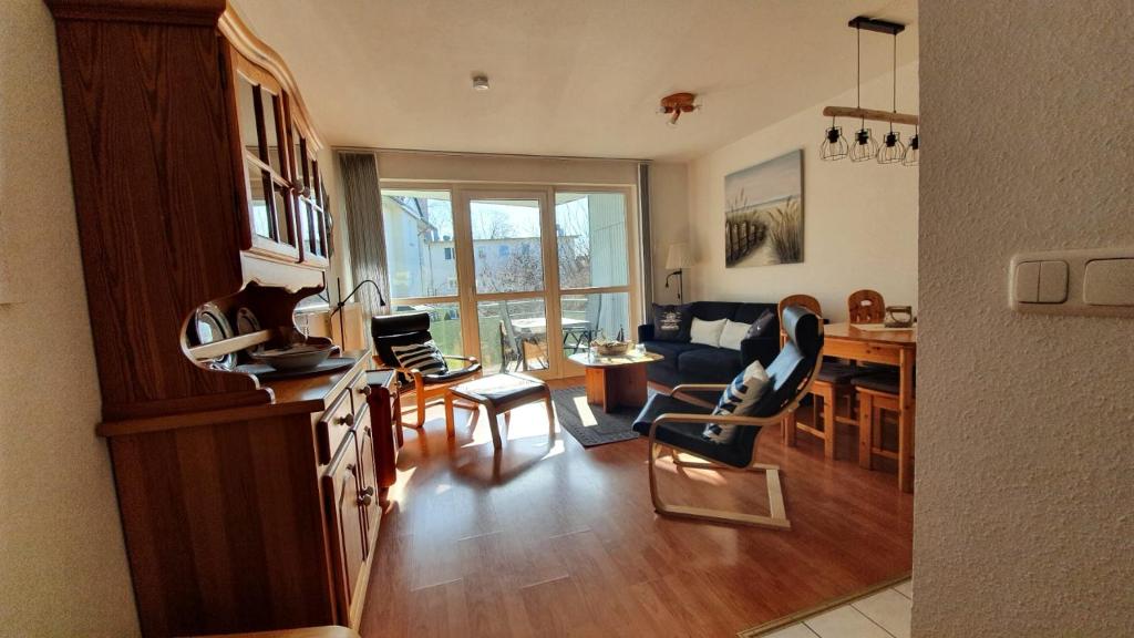 ツィノヴィッツにあるParkresidenz Sanssouci Wohnung 10 Zinnowitzのテーブルと椅子のあるキッチンとリビングルーム