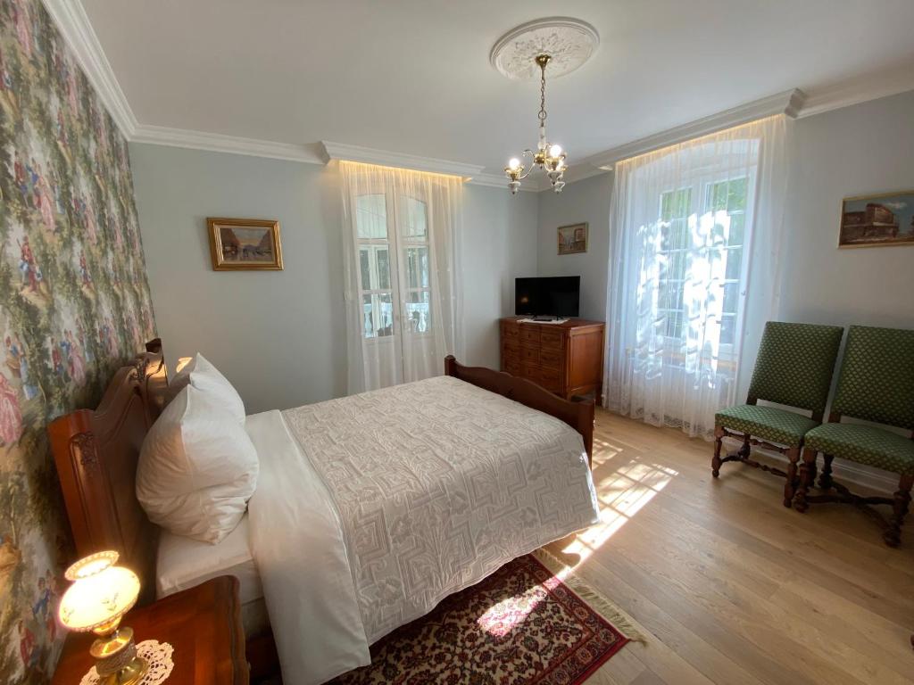 Postel nebo postele na pokoji v ubytování Logis Vélès