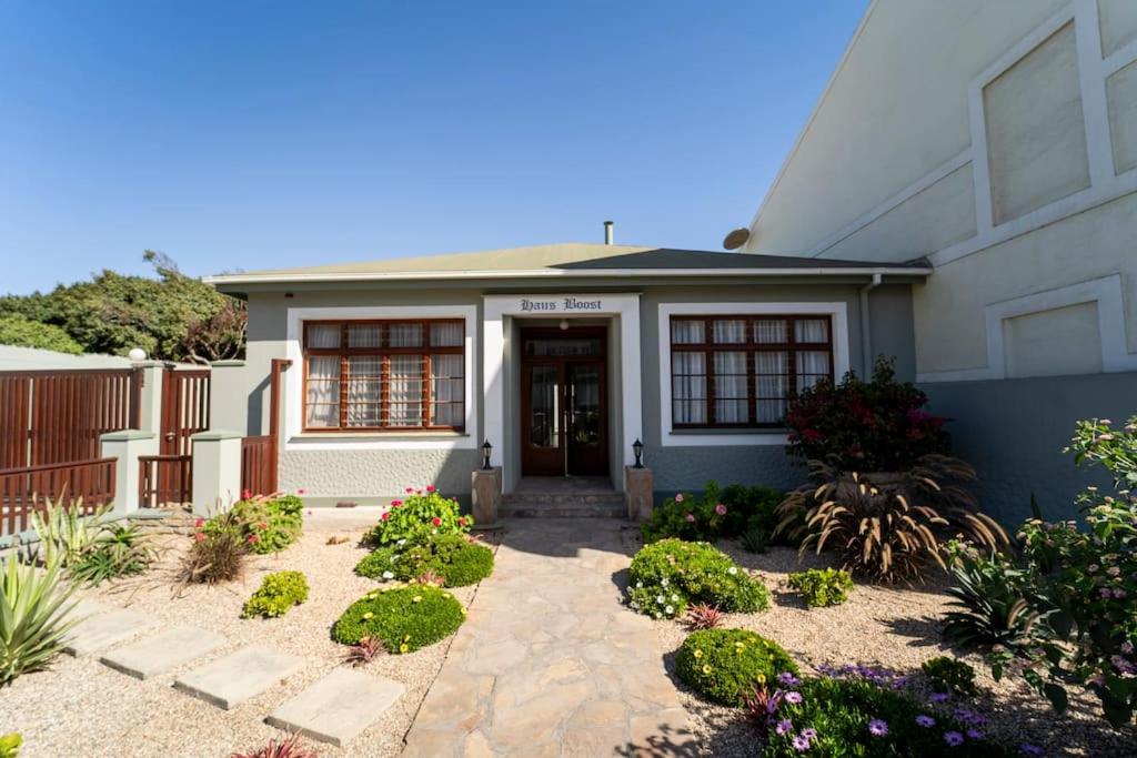 une maison avec un chemin menant à la porte d'entrée dans l'établissement Haus Boost in Swakopmund Central, à Swakopmund