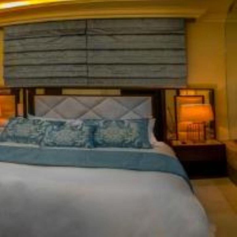 Home Suites Boutique Hotel Freetownにあるベッド