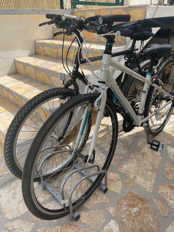 een fiets geparkeerd op een stand op een trap bij Great outdoor living steps away from the beach in Sutivan