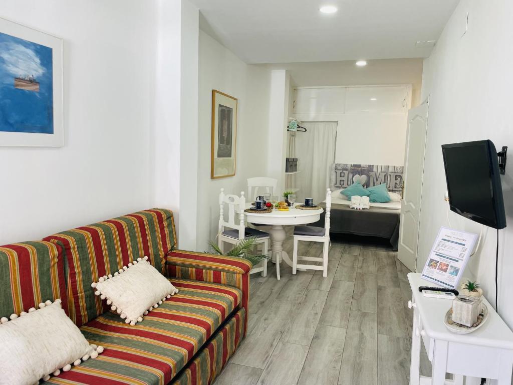 Χώρος καθιστικού στο Estudio Playazo Jimena by At Home Costa del Sol