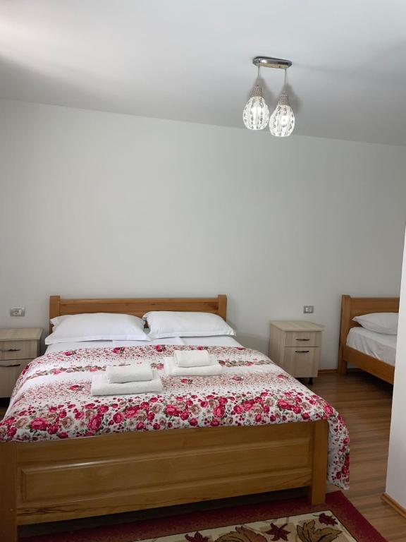 Postel nebo postele na pokoji v ubytování Kompleksi Zorgji