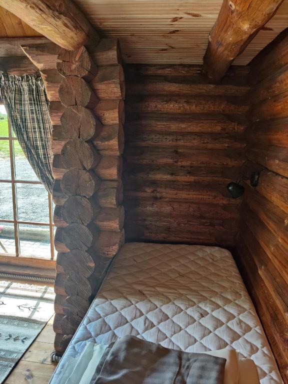Postel nebo postele na pokoji v ubytování Svensson's Log Cabins
