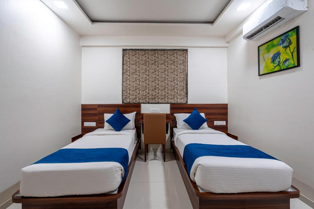 Postel nebo postele na pokoji v ubytování Hotel StayBird - Nest, Kharadi