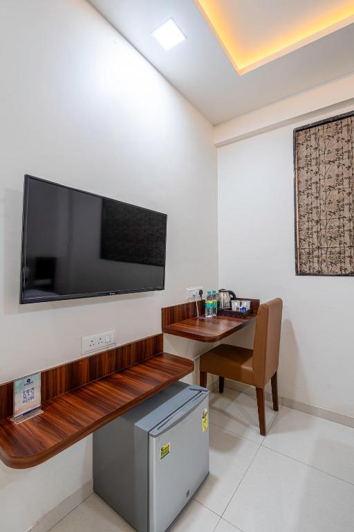 TV a/nebo společenská místnost v ubytování Hotel StayBird - Nest, Kharadi