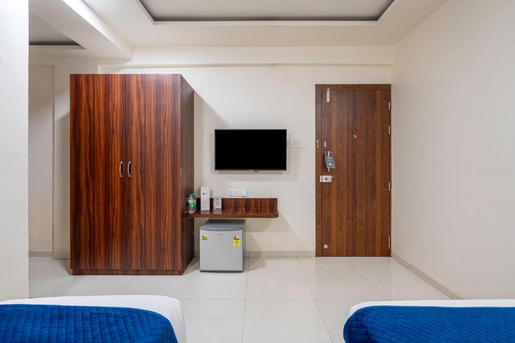 TV a/nebo společenská místnost v ubytování Hotel StayBird - Nest, Kharadi