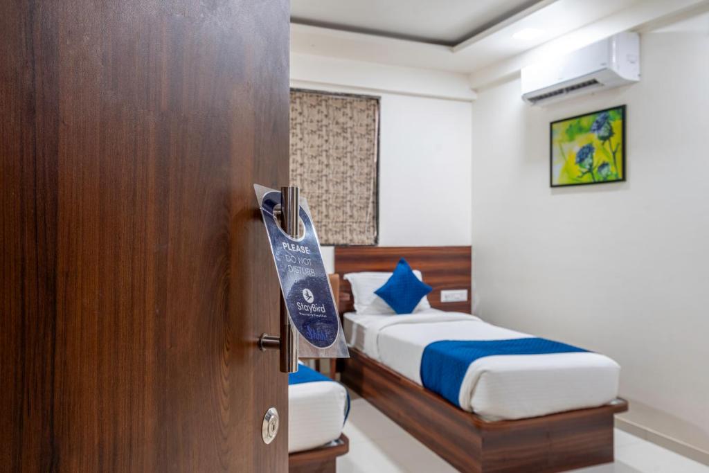 Postel nebo postele na pokoji v ubytování Hotel StayBird - Nest, Kharadi