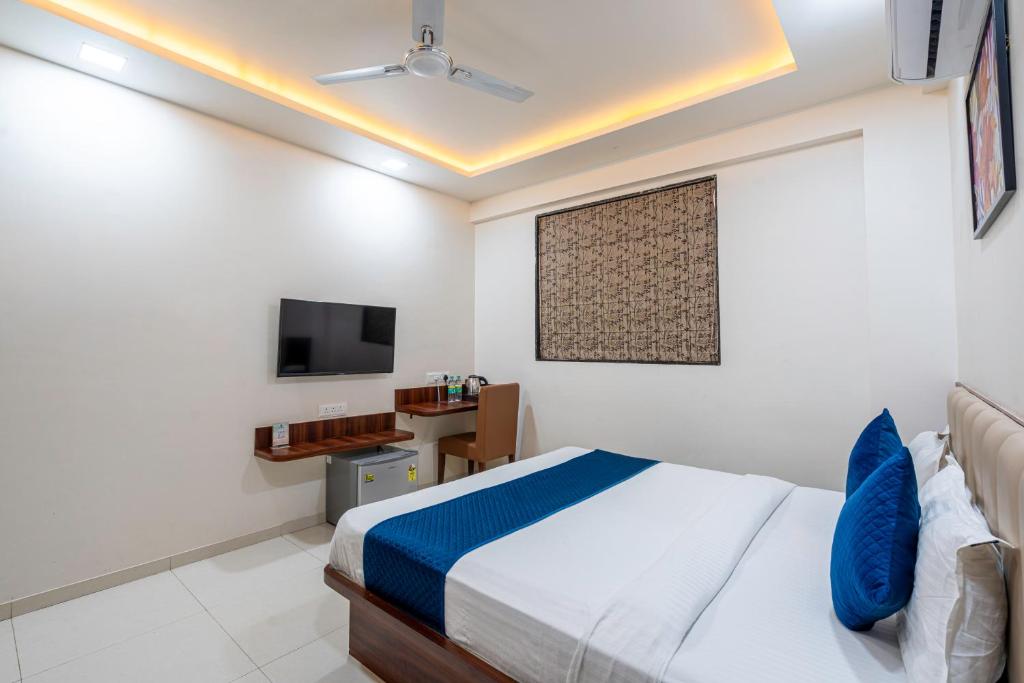 TV a/nebo společenská místnost v ubytování Hotel StayBird - Nest, Kharadi
