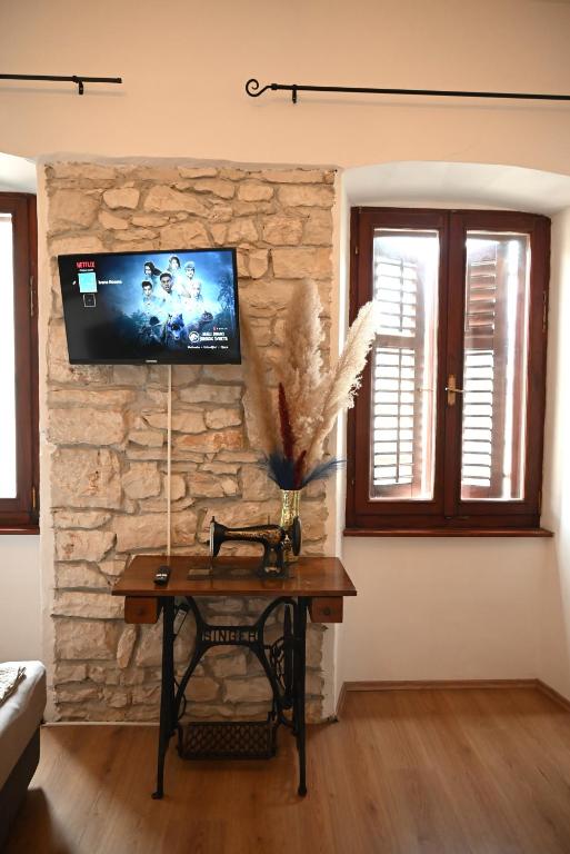 Telewizja i/lub zestaw kina domowego w obiekcie Ivana Rooms