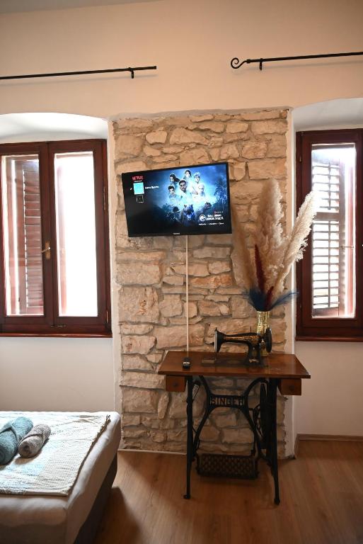 Telewizja i/lub zestaw kina domowego w obiekcie Ivana Rooms