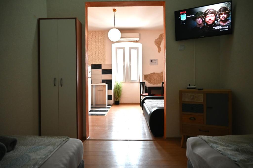 Pokój z 2 łóżkami i telewizorem z płaskim ekranem w obiekcie Ivana Rooms w Puli