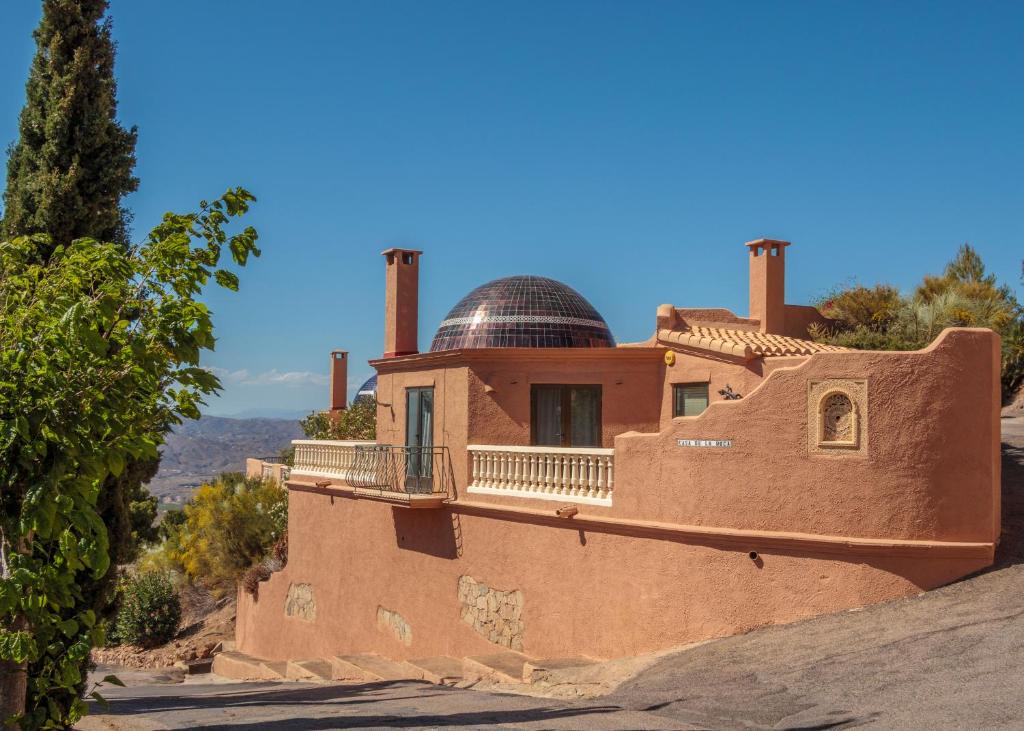 un bâtiment avec un dôme en haut dans l'établissement Casa de la Roca - A Beautiful 2 Bed/2 Bath Detached Villa, à Almería