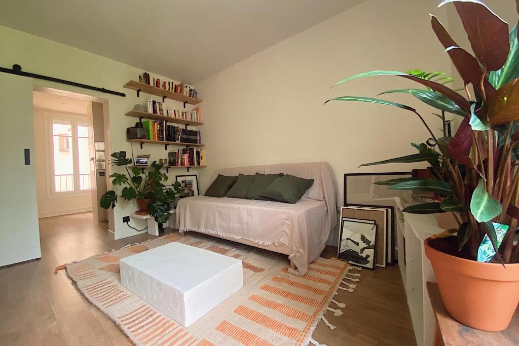 une chambre avec un lit et une plante en pot dans l'établissement Charming apartment at the gates of Paris, à Boulogne-Billancourt