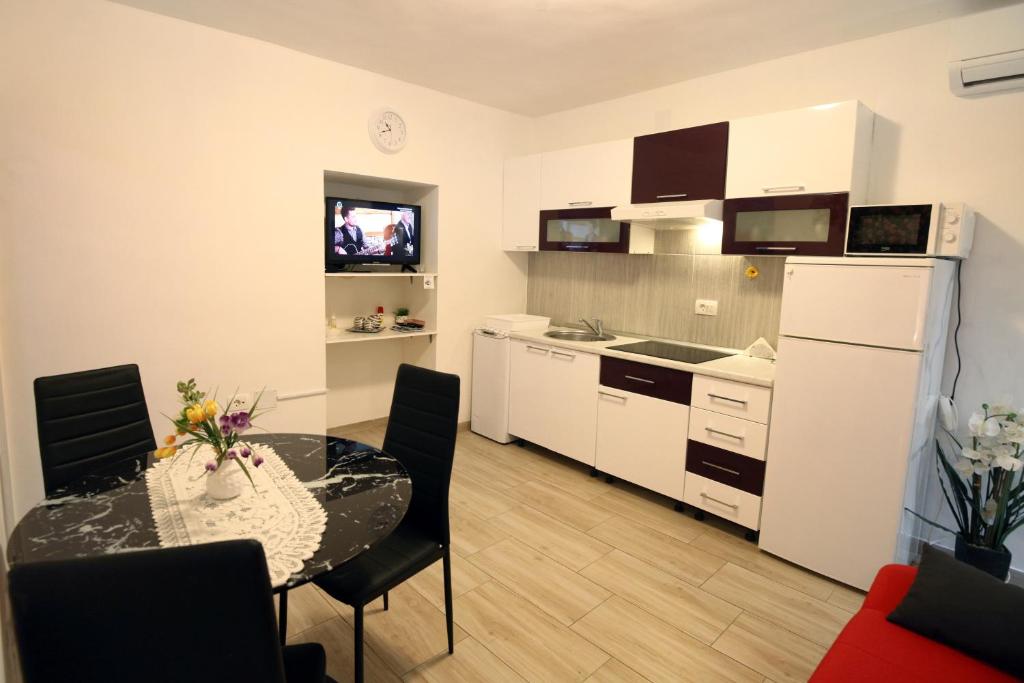 Kuchyň nebo kuchyňský kout v ubytování LUNA Quiet Retreat, Close to Koper, AirCon, Parking