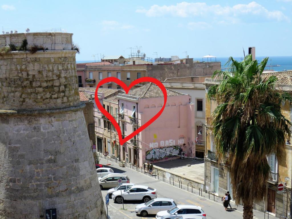 ein Herz an der Seite eines Gebäudes gemalt wird in der Unterkunft Bastione home - casa "Vicky" in Cagliari