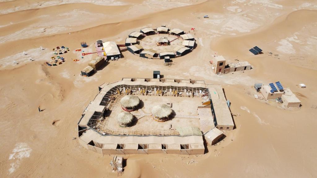 Pohľad z vtáčej perspektívy na ubytovanie Les voix de Sahara Lodge