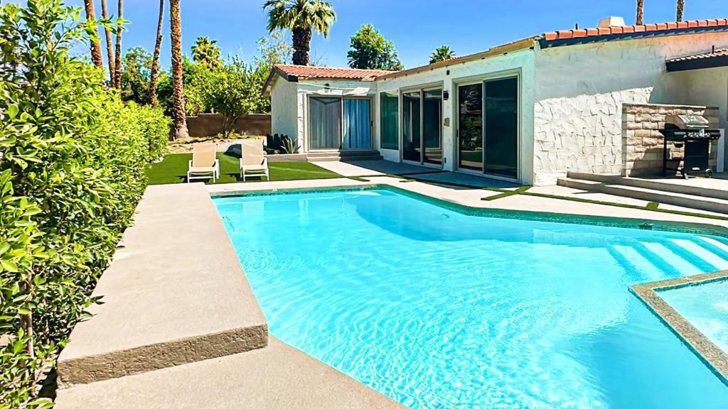 una piscina frente a una casa en Serene home with pool with mountain views, en Palm Springs