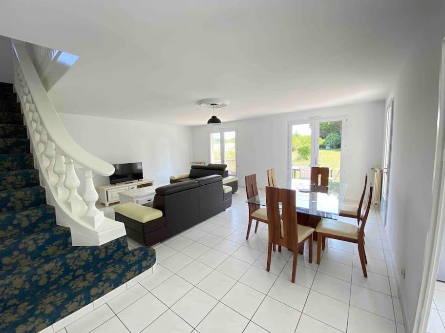 une salle à manger et un salon avec une table et des chaises dans l'établissement Lambertz - Maison à La Rochelle, à La Rochelle