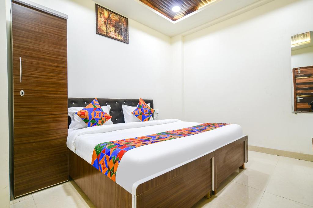 FabHotel Crown Park في إندوري: غرفة نوم بسرير كبير في غرفة