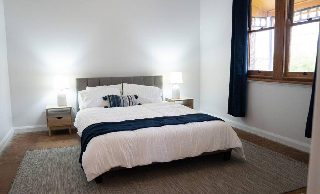 Кровать или кровати в номере East Albury home near hospital & sports precinct