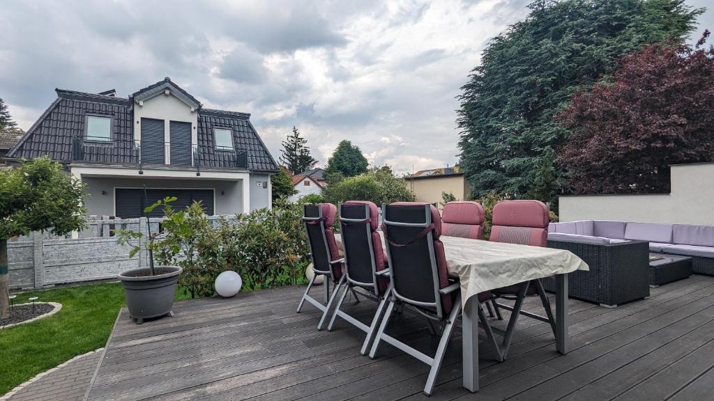 3 ROOMS - Zimmervermietung nähe Flughafen BER - gratis WLAN, Parken & Netflix photo