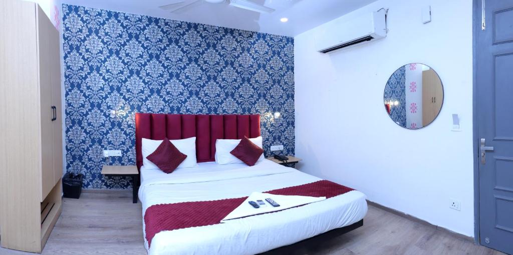 Postel nebo postele na pokoji v ubytování Nidra Hotel, Sector 10, Dwarka,Delhi