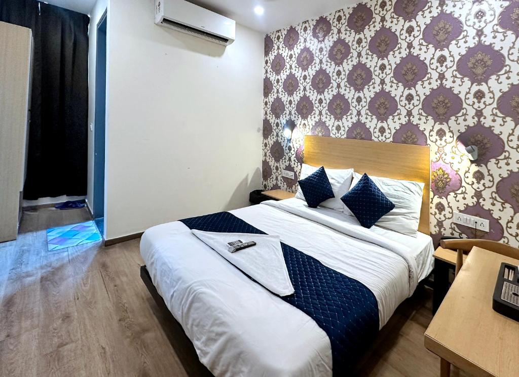 Postel nebo postele na pokoji v ubytování Nidra Hotel, Sector 10, Dwarka,Delhi