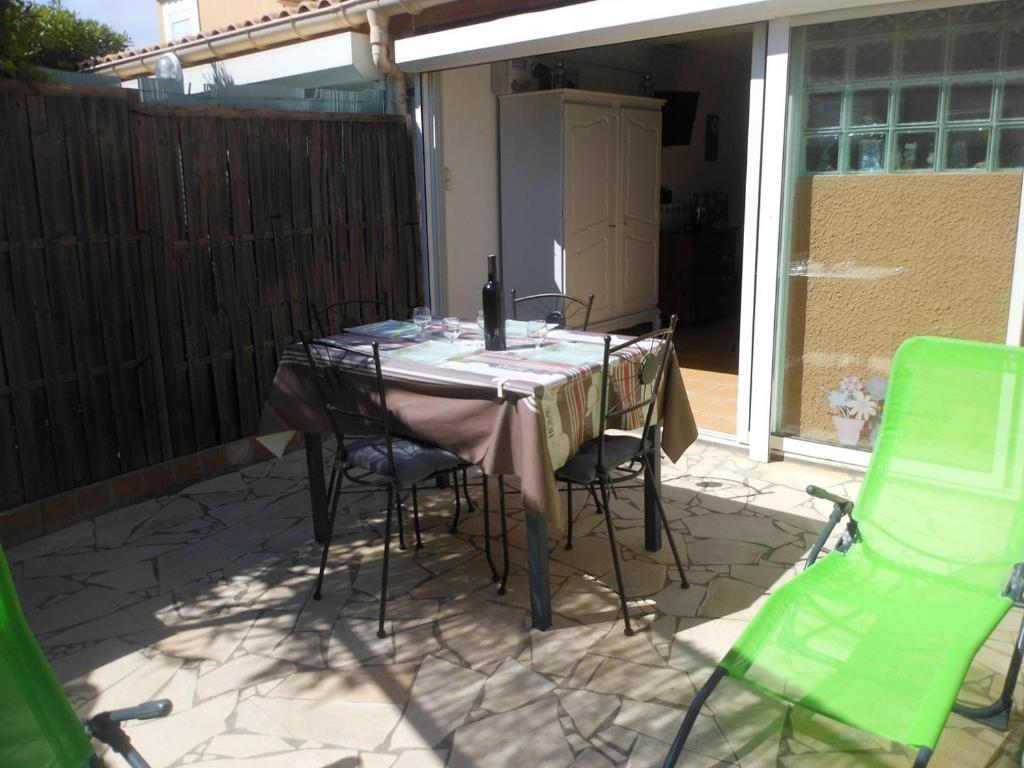 une table et des chaises assises sur une terrasse dans l'établissement VILLA 3 PCES MEZ 52m2 + TERRASSE 16m² REF 4058, à Le Castellas
