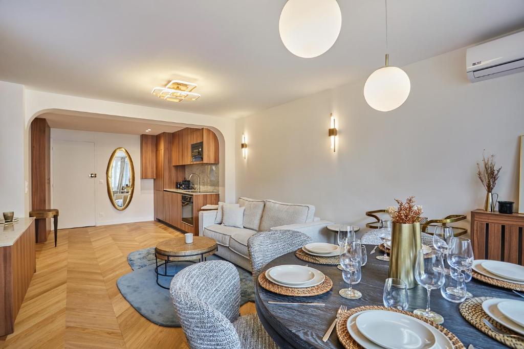 un salon avec une table et un canapé dans l'établissement Résidence Centre de Paris by Studioprestige, à Paris