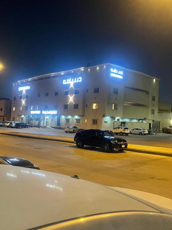 a car parked in front of a building at night at شقق درر رامه للشقق المخدومة 2 in Riyadh