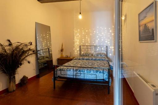 sypialnia z łóżkiem z oświetleniem na ścianie w obiekcie Le cosy w Marsylii